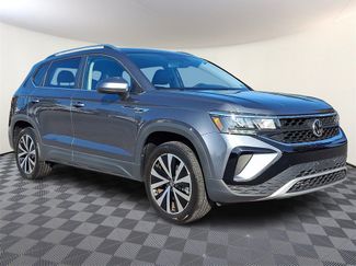 Used 2022 Volkswagen Taos SE image 1