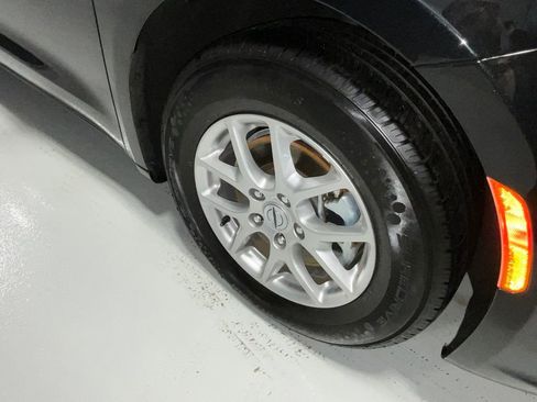 Used 2024 Chrysler Pacifica Touring-L image 10