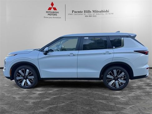 New 2025 Mitsubishi Outlander SE image 8