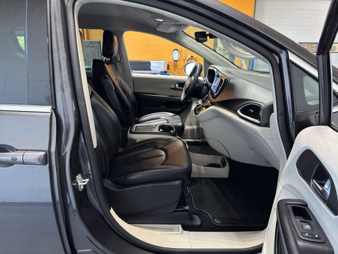 Used 2023 Chrysler Pacifica Touring-L image 20