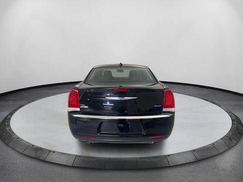 Used 2018 Chrysler 300 Touring RWD image 7