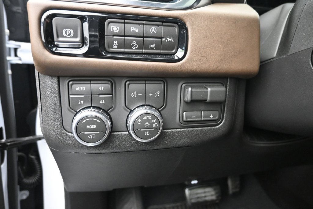 Used 2026 GMC Yukon Denali Ultimate AWD/4WD image 27