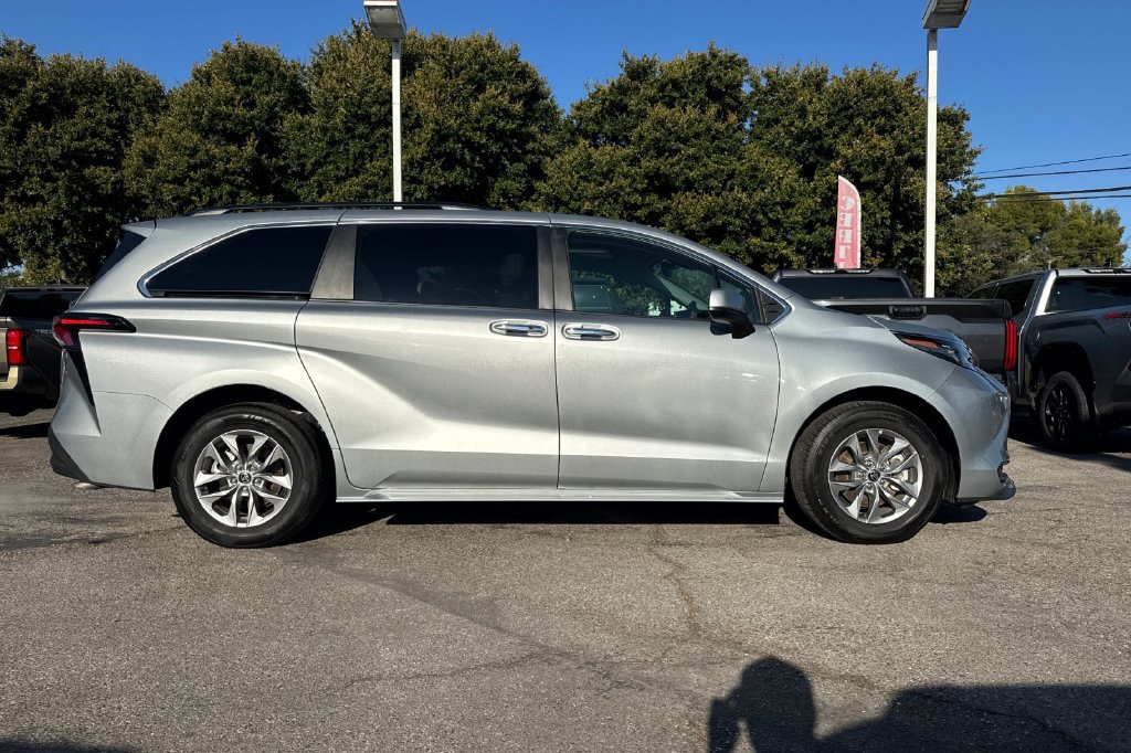 Certified 2025 Toyota Sienna XLE FWD image 2