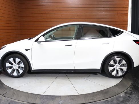 Used 2021 Tesla Model Y Long Range image 8