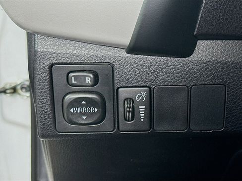 Used 2018 Toyota Corolla LE image 16