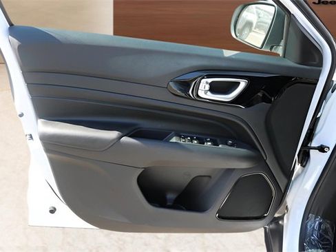 New 2026 Jeep Compass Latitude image 9