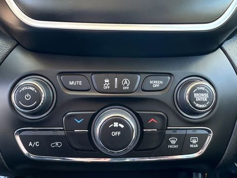 Used 2019 Jeep Cherokee Latitude Plus w/ Cold Weather Group image 30