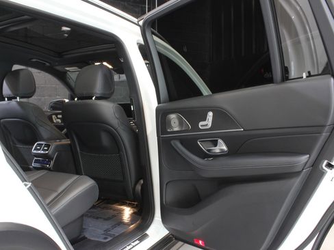 Used 2023 Mercedes-Benz GLS 450 4MATIC image 46