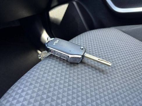 Used 2025 Kia Soul LX w/ LX Technology Package FWD image 21