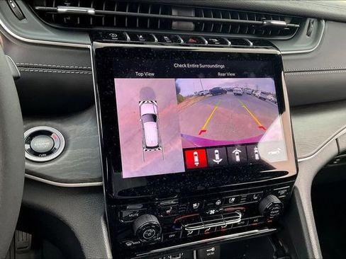 Used 2025 Jeep Grand Cherokee L Limited w/ Luxury Tech Group II image 11