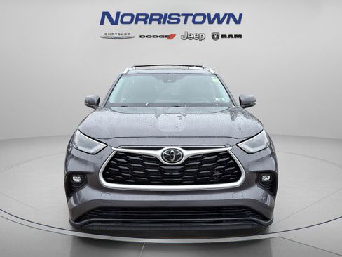 Used 2023 Toyota Highlander XLE image 2