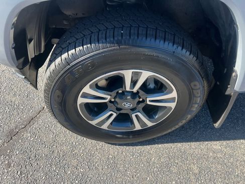 Used 2019 Toyota Tacoma TRD Sport image 10