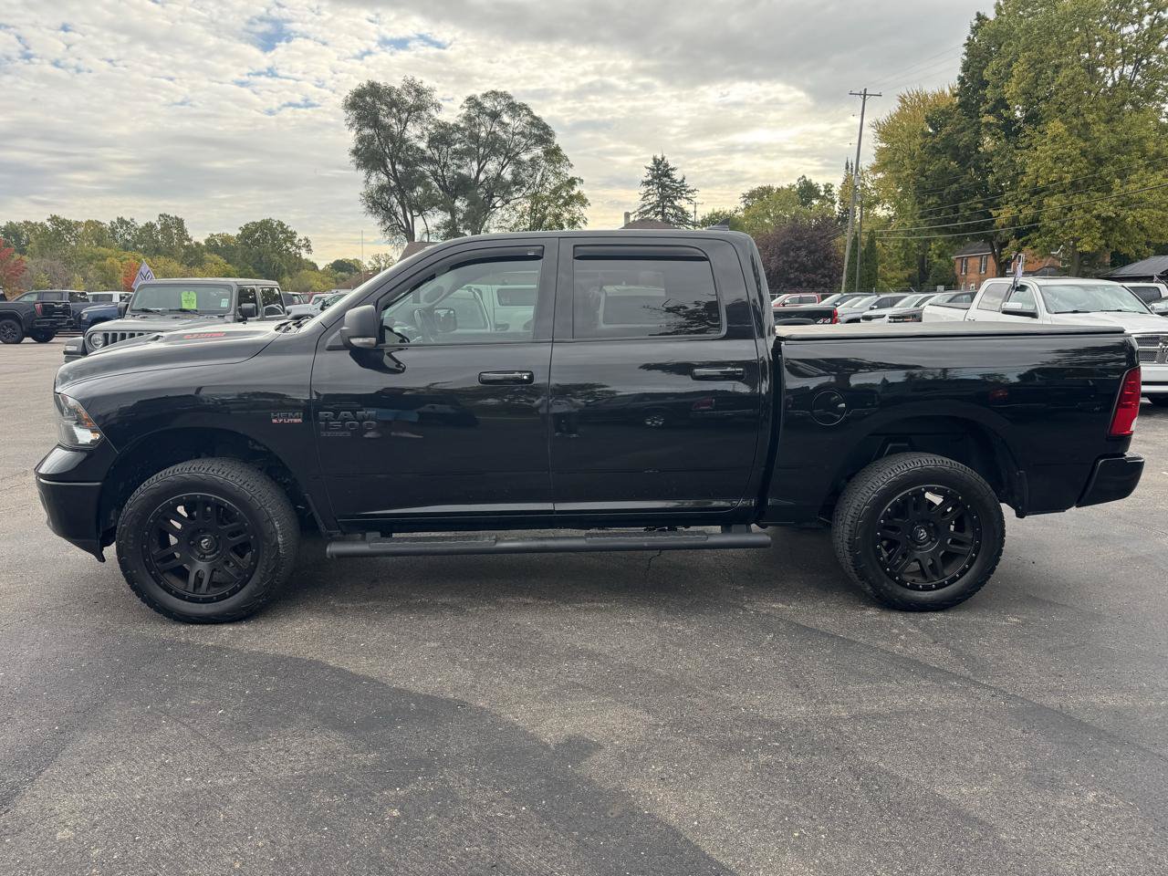Used 2019 RAM 1500 Classic SLT w/ Black Appearance Group AWD/4WD image 6