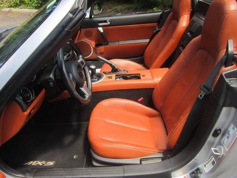 Used 2006 MAZDA MX-5 Miata Grand Touring RWD image 6