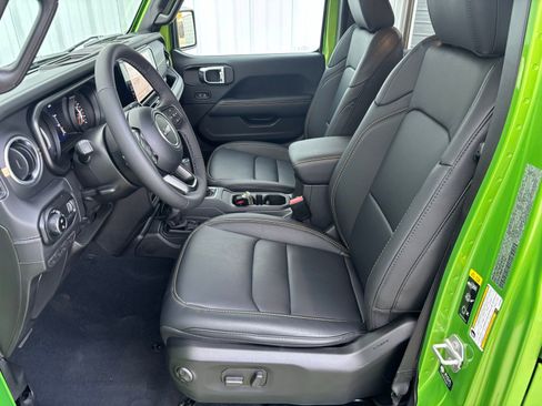 Used 2025 Jeep Gladiator Sport image 12