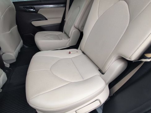 Used 2022 Toyota Highlander Limited AWD/4WD image 29