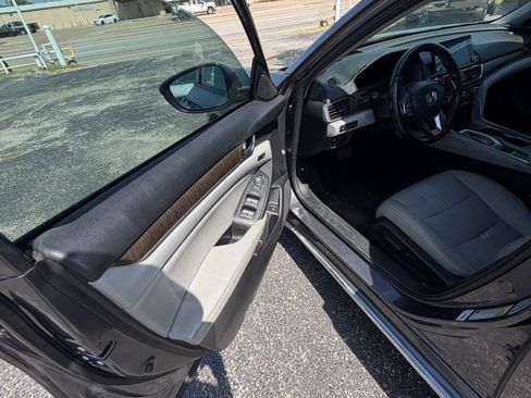 Used 2018 Honda Accord Touring image 12