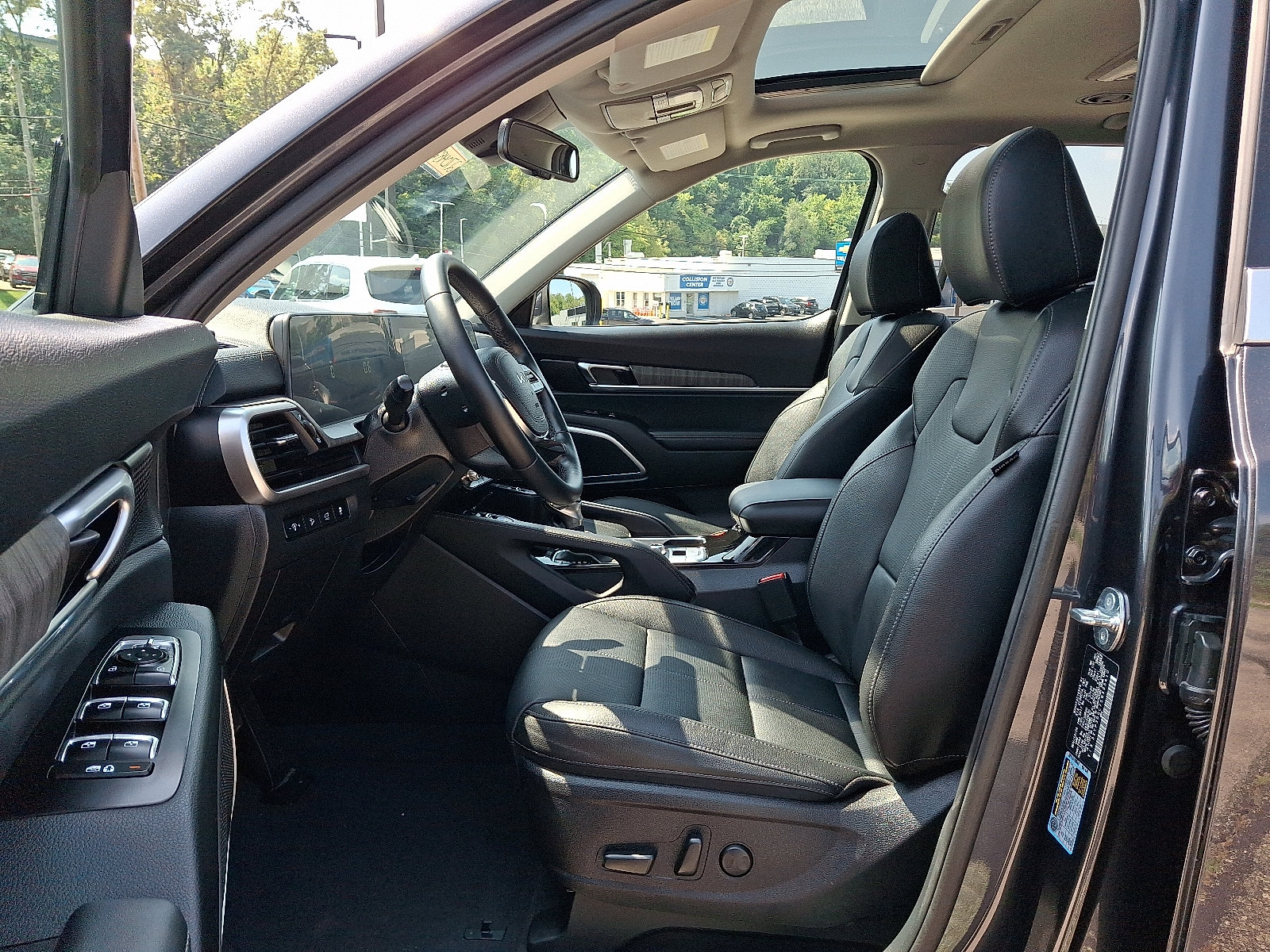 Used 2025 Kia Telluride EX w/ EX Captain's Chair Package AWD/4WD image 13