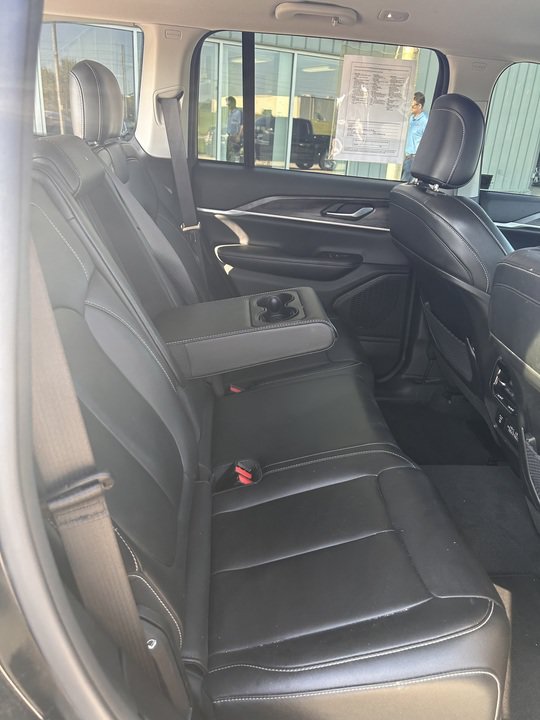 Used 2023 Jeep Grand Cherokee Limited w/ Black Appearance Package AWD/4WD image 18