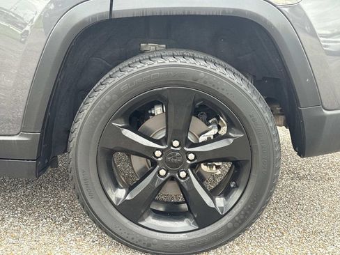 Used 2022 Jeep Grand Cherokee Altitude AWD/4WD image 5