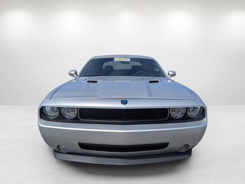 Used 2010 Dodge Challenger SE image 2