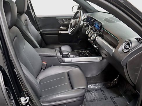 Used 2021 Mercedes-Benz GLB 250 4MATIC w/ Premium Package image 35