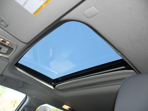 Used 2021 Toyota Sienna Limited FWD image 7