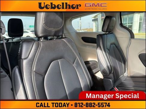 Used 2024 Chrysler Pacifica Touring-L image 5