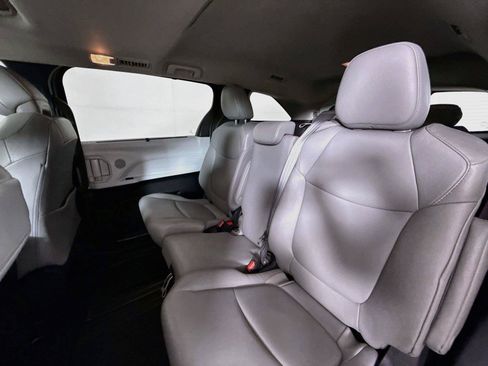 Certified 2025 Toyota Sienna XLE FWD image 31