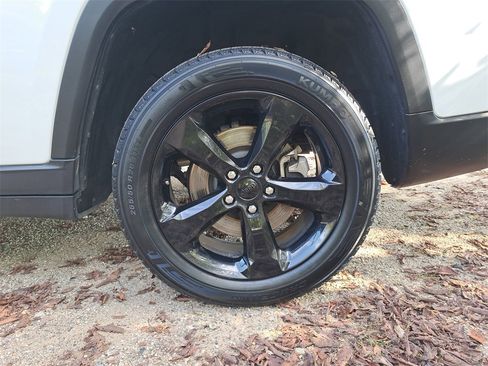 Used 2023 Jeep Grand Cherokee L Laredo image 34