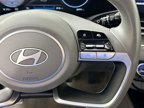 Used 2025 Hyundai Elantra SEL image 22