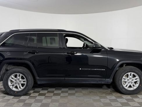 Used 2023 Jeep Grand Cherokee Laredo w/ Luxury Tech Group I AWD/4WD image 9