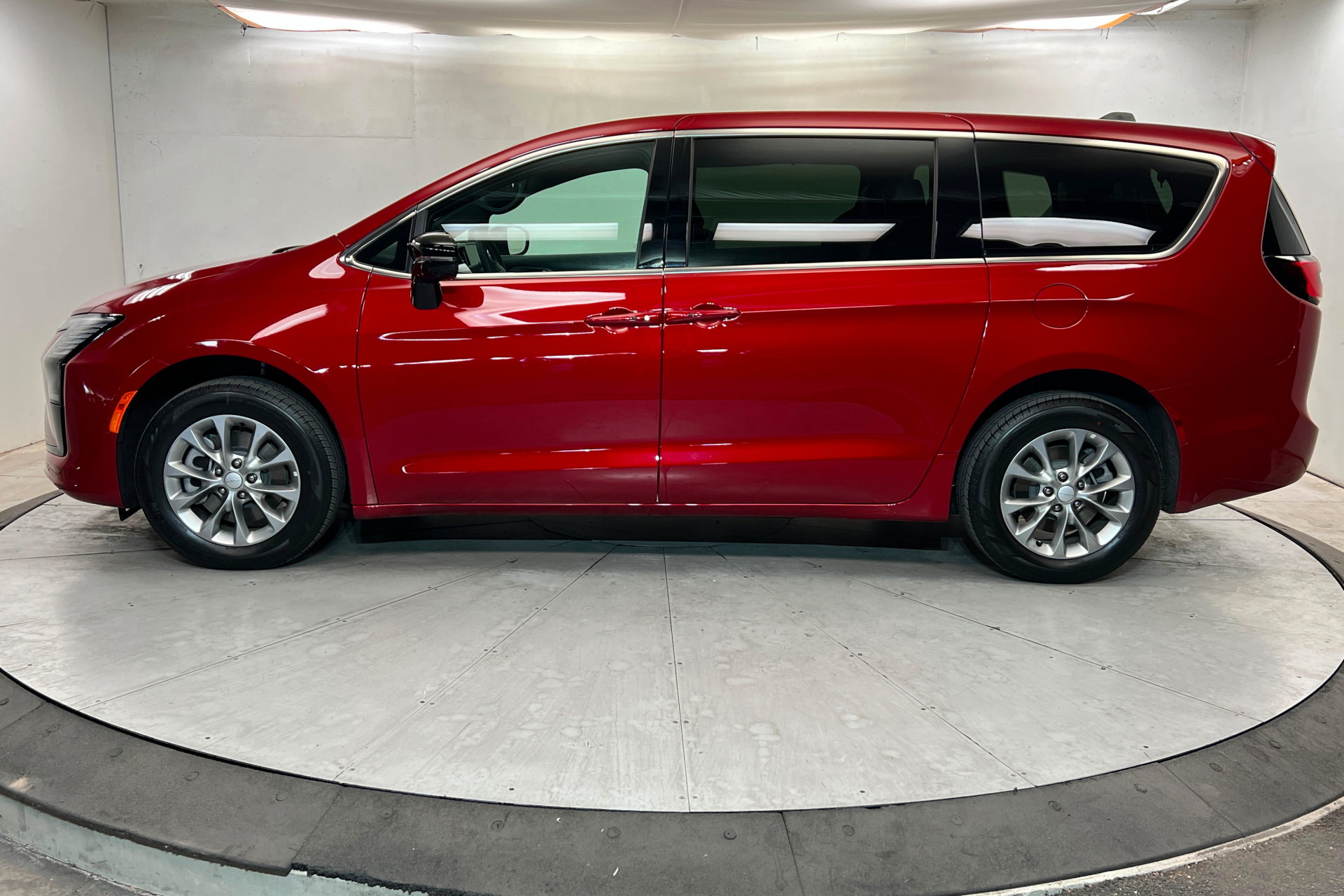 Used 2027 Chrysler Pacifica Select AWD/4WD image 2