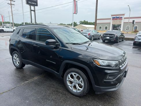 Used 2024 Jeep Compass Latitude AWD/4WD image 3