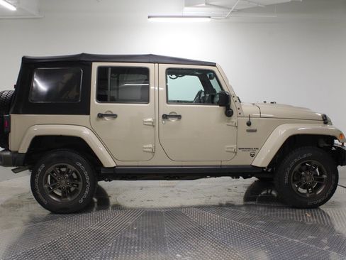 Used 2016 Jeep Wrangler Unlimited Sahara image 12