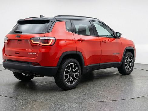 Used 2025 Jeep Compass Trailhawk image 7