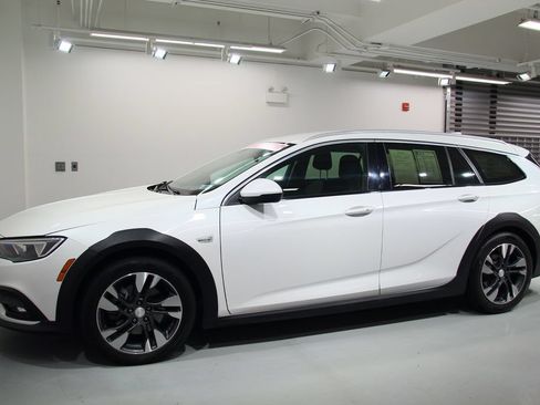 Used 2020 Buick Regal Preferred w/ Sights and Sounds Package AWD/4WD image 3
