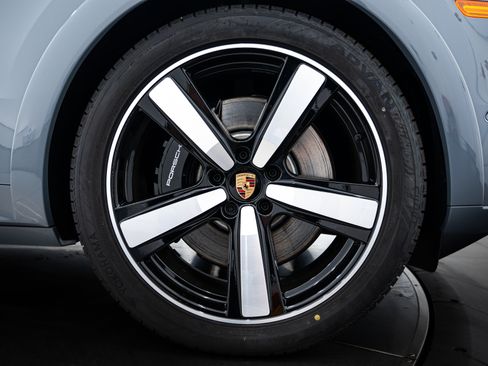 New 2025 Porsche Cayenne GTS image 11