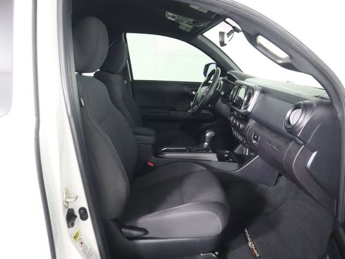 Used 2017 Toyota Tacoma TRD Off-Road image 21