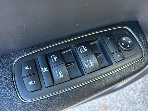 Used 2015 Chrysler 300 C image 12