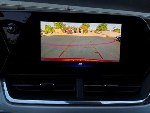 Used 2025 Chevrolet Trax LT FWD image 31