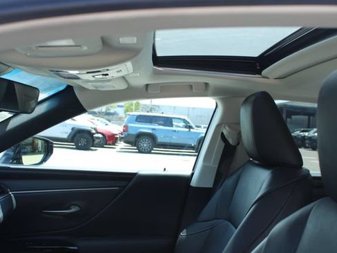 Used 2025 Lexus ES 300h w/ Premium Package FWD image 25
