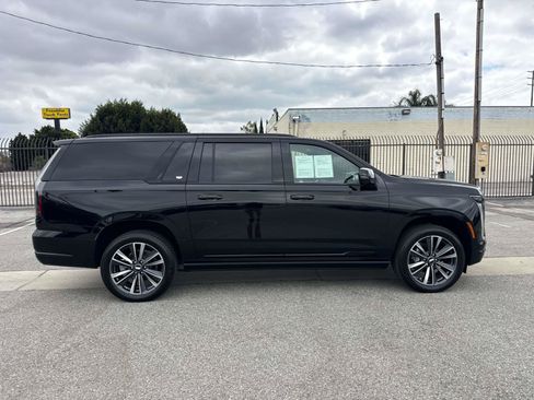 Used 2025 Cadillac Escalade ESV Sport AWD/4WD image 2