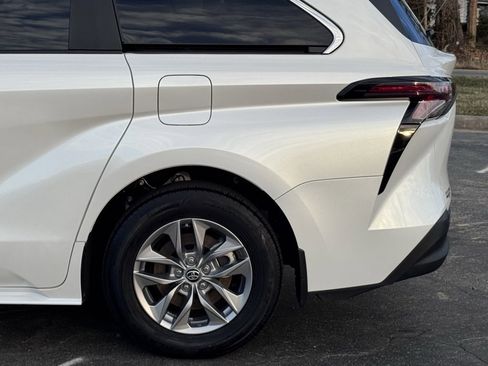 Used 2024 Toyota Sienna XLE image 38