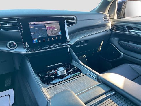 Used 2024 Jeep Wagoneer Series III w/ Premium Group I image 25