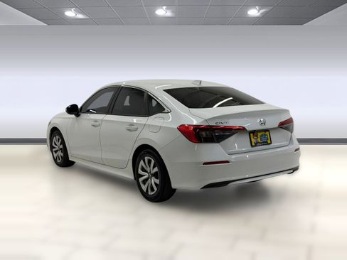 Used 2022 Honda Civic LX image 2