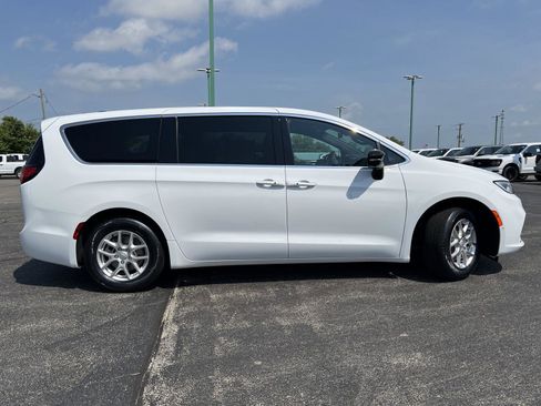 New 2026 Chrysler Pacifica Select image 4