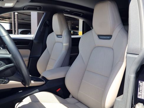 Certified 2025 Porsche Macan Electric RWD image 5