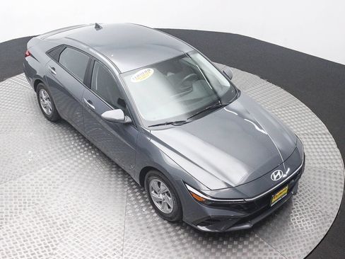 Used 2024 Hyundai Elantra SE FWD image 3