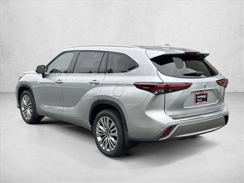 Certified 2025 Toyota Highlander Platinum image 7